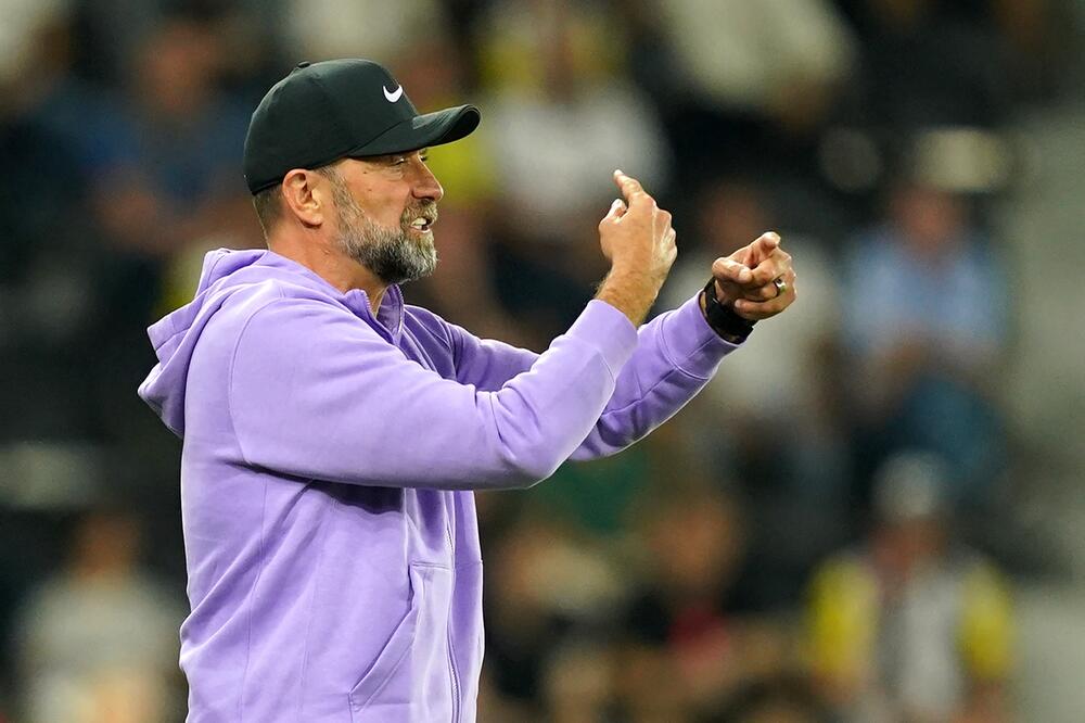 Liverpools Trainer Jürgen Klopp weist seine Spieler während der Partie in Linz an