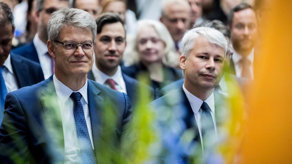 Schnieder bekommt zum Abschied viel Anerkennung und ein ungewöhnliches Geschenk