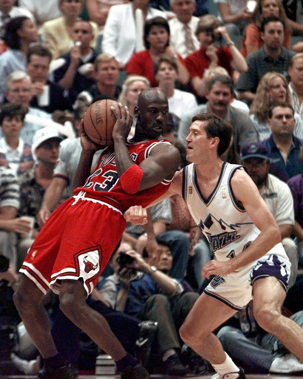 Chicagos Michael Jordan am 11. Juni 1997 gegen Utahs Jeff Hornacek im NBA-Finalspiel