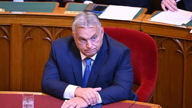 Der ungarische Ministerpräsident Viktor Orban sitzt im Parlament.