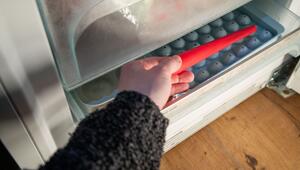 Kerze wird in einen Tiefkühler gelegt