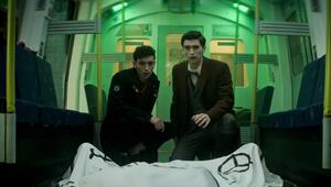 Die beiden Hauptdarsteller blicken auf eine Leiche in einem U-Bahnabteil