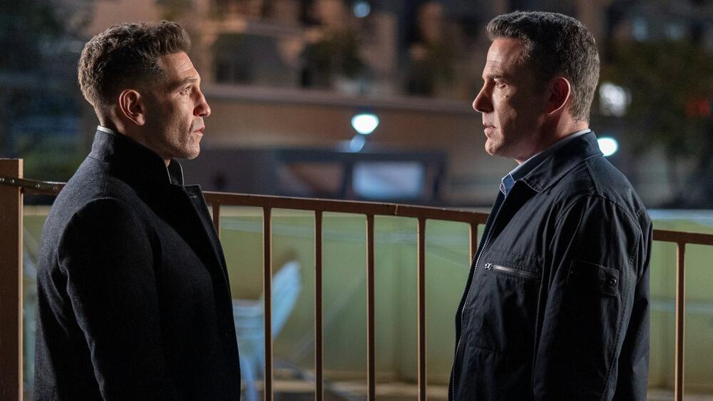 Jon Bernthal (l.) und Ben Affleck spielen in "The Accountant 2" ein ungleiches Brüderpaar.
