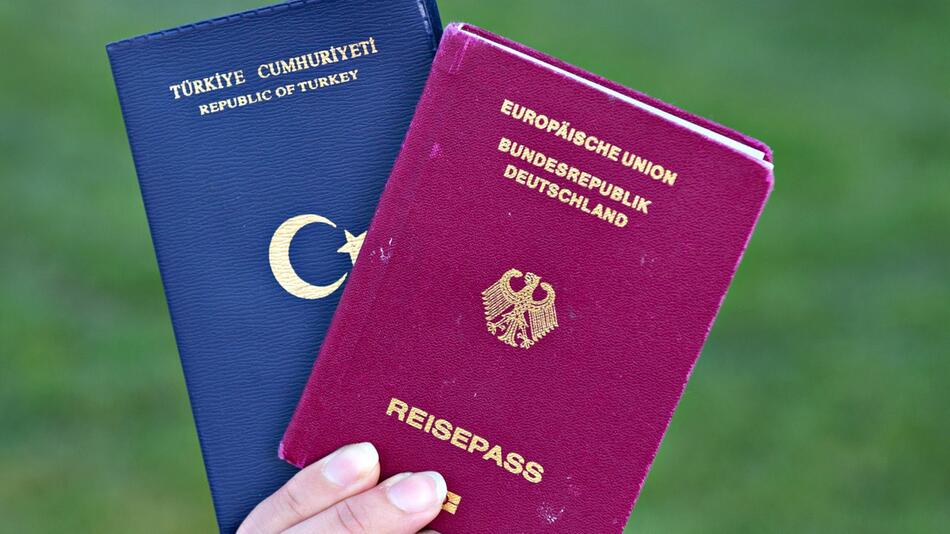 Mehrheit der frisch Eingebürgerten will alten Pass nicht abgeben