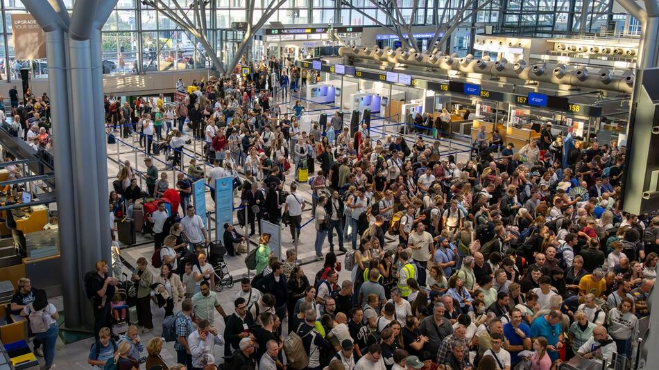 Bombendrohung am Flughafen behindert Tausende Reisende