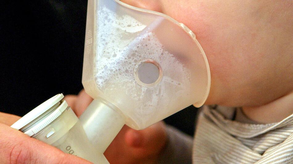 Erkältung bei Kindern mit Inhalator behandelt