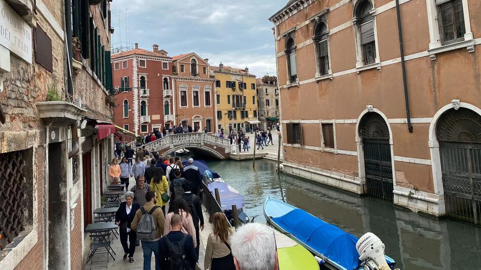 Touristen im Stadtzentrum von Venedig