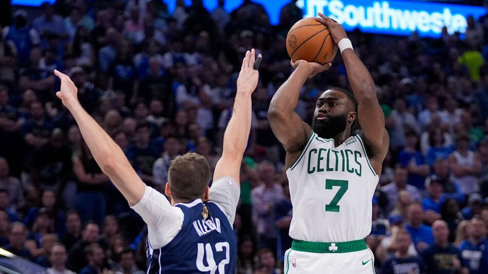 Dallas' Maxi Kleber gegen Jaylen Brown von den Boston Celtics