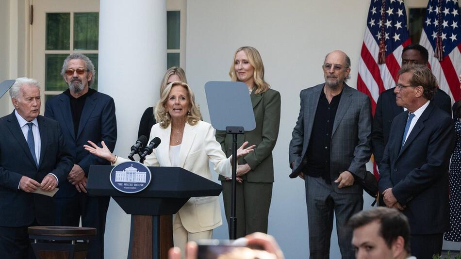 Martin Sheen (ganz links), Jill Biden und Aaron Sorkin (am Rand rechts) bei einem Event zum ...