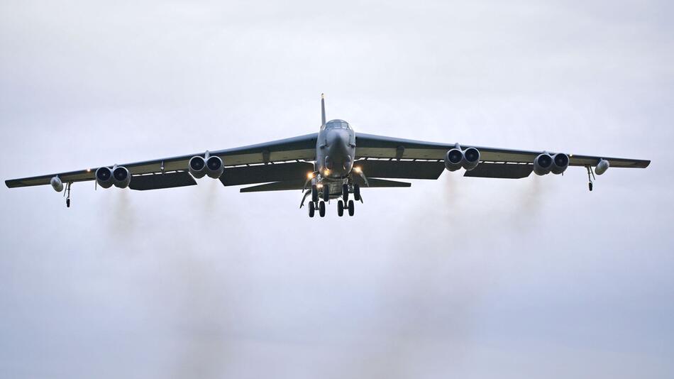 Riesiger US-Bomber stürzt in der Mojave-Wüste ab