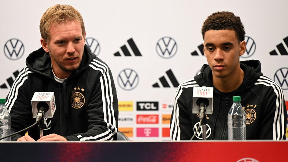 Julian Nagelsmann, Jamal Musiala auf einer PK