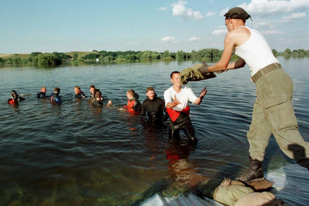 Oderflut 1997: Soldaten und Taucher verstärken mit Sandsäcken einen Deich an der Oder bei ...