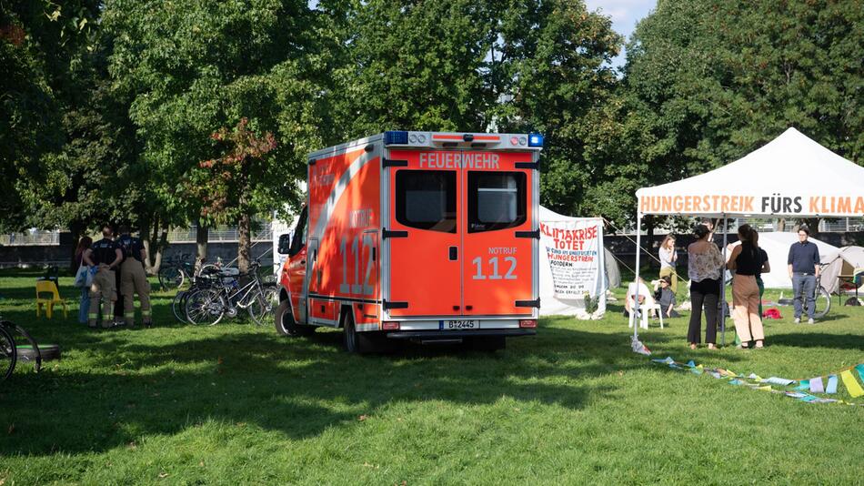 Jugendliche im Klimacamp vor dem Reichstag