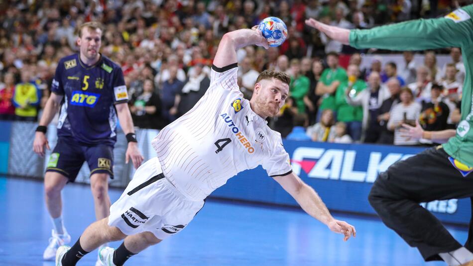 Handball-Nationalspieler Johannes Golla wirft auf das schwedische Tor