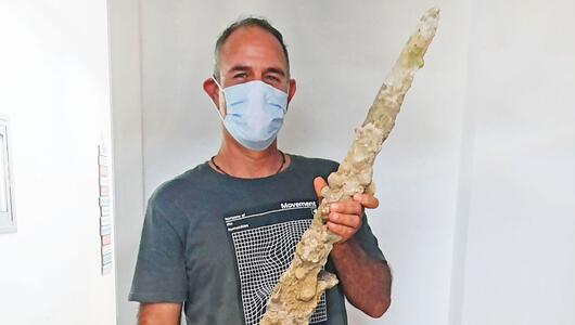 Taucher entdeckt in Israel 900 Jahre altes Kreuzritterschwert