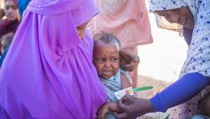 Einem Kleinkind im Sudan wird der Armumfang gemessen