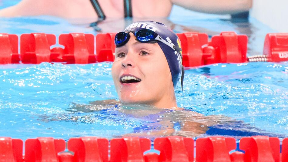 Gina Böttcher aus Deutschland freut sich über ihre Silbermedaille.