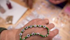 Armbänder mit dem Schriftzug "Kanzler Era"