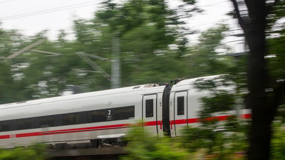 ICE bleibt liegen - 200 Reisende müssen aussteigen