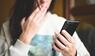 Frau Handy Anruf geschockt