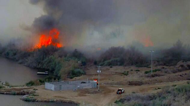 Inferno wütet unkontrolliert: Menschen fliehen vor Buschbrand in Arizona