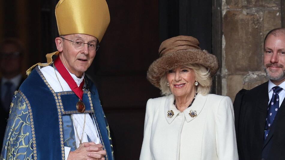 Königin Camilla vor der Kathedrale von Worcester.