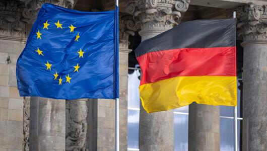 Nationalflagge von Deutschland und Flagge der EU