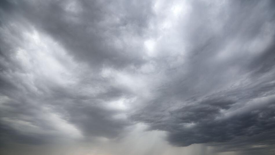 Regenwolken über einem Feld