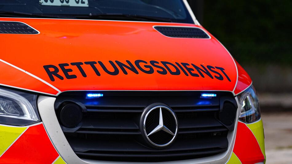 Lkw prallt auf Rettungswagen – Patient und Sanitäter fliegen auf Autobahn