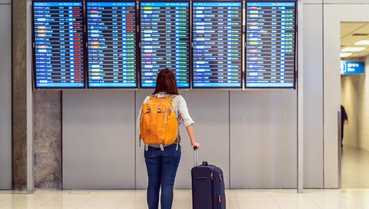 Frau am Flughafen