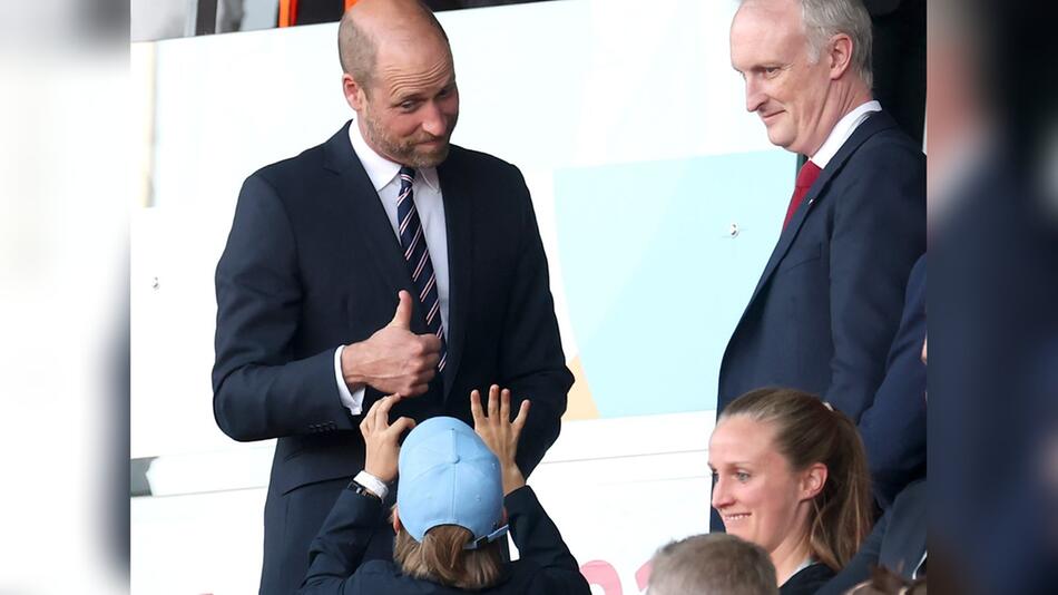 Ganz genau: 4:0 haben die Fußballerinnen aus England im Beisein von Prinz William gegen die ...