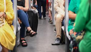 Sitzende Fahrgäste in einer S-Bahn