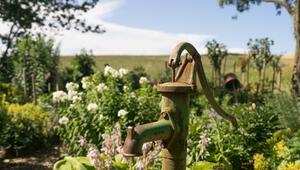Wasserpumpe in einem Garten