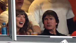 Taylor Swift und Tom Cruise gemeinsam auf der Tribüne.