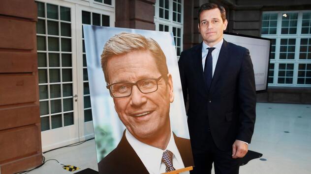 Michael Mronz mit einem Bild des verstorbenen Guido Westerwelle.