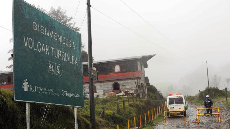 Ein Schild weißt auf den Vulkan Turrialba hin