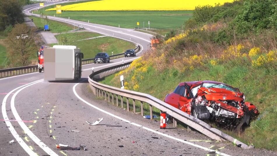 Schwerer Busunfall in Rheinland-Pfalz