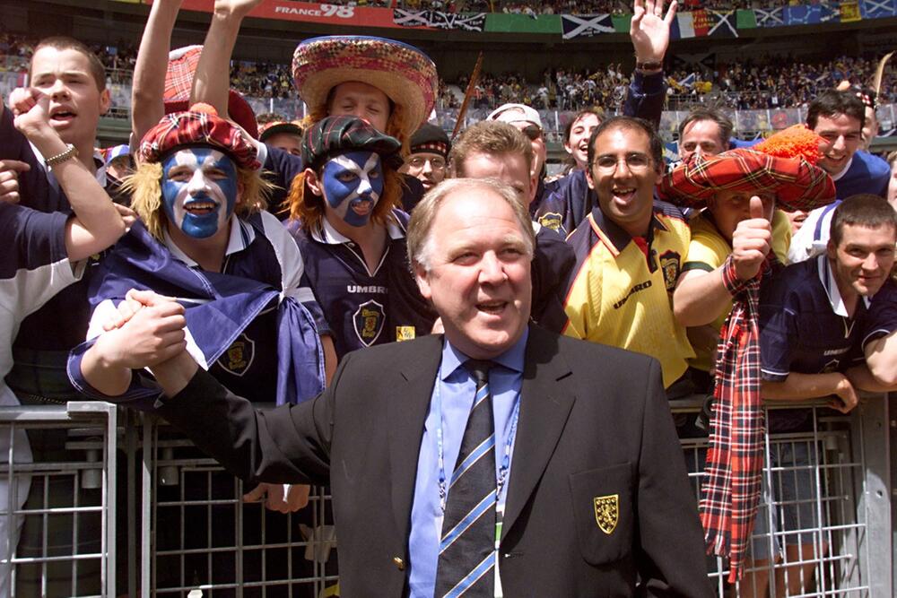 Schottlands Nationaltrainer Craig Brown bei den Fans am 10. Juni 1998 anlässlich der WM-Eröffnung