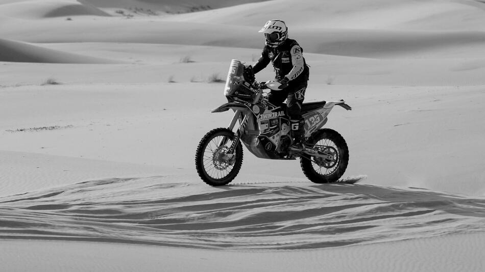 Der spanische Motorradpilot Carles Falcon ist durch die saudi-arabische Wüste unterwegs