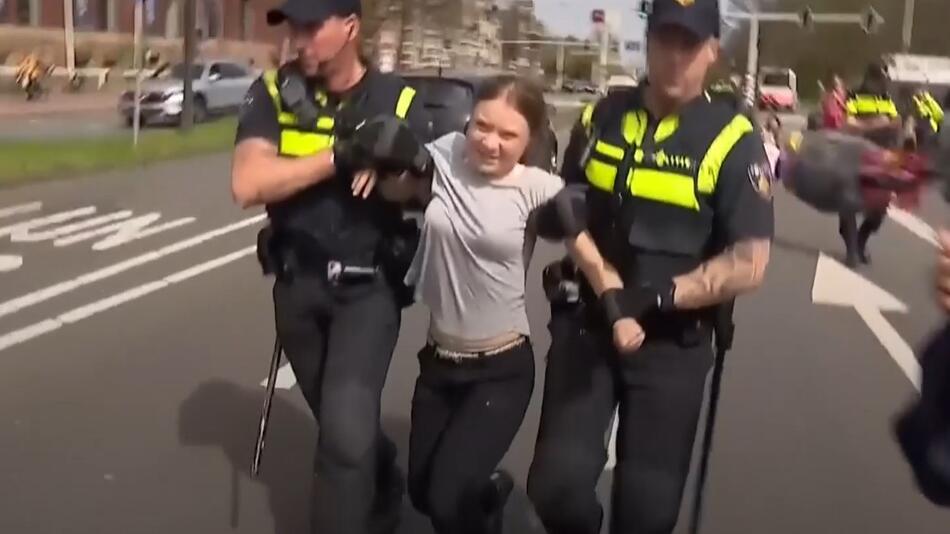 Proteste in Den Haag: Klimaaktivistin Greta Thunberg zweimal ...