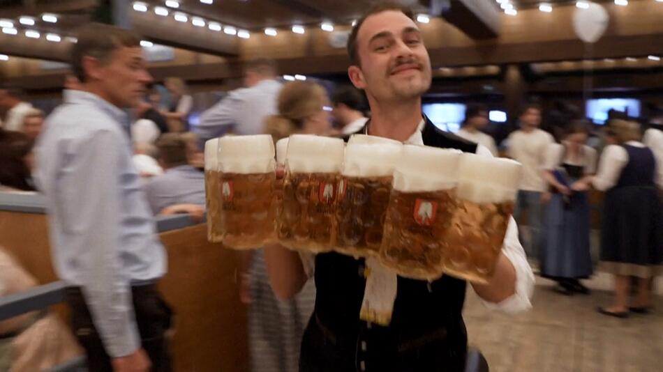 KORREKTUR! Oktoberfest 2024: So viel zahlt man für eine Maß Bier oder ein halbes Hendl