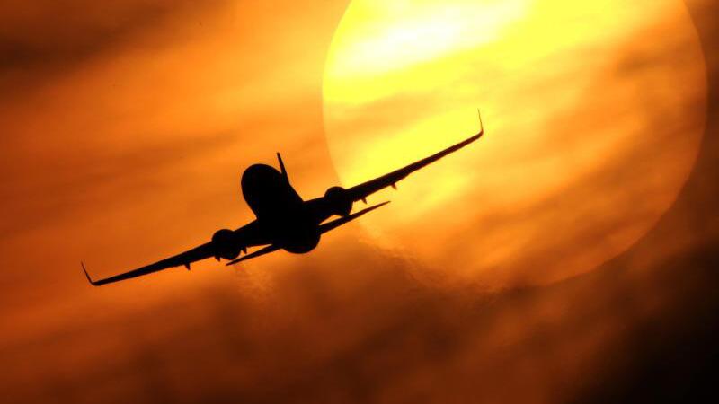 Flugzeug vor Sonne