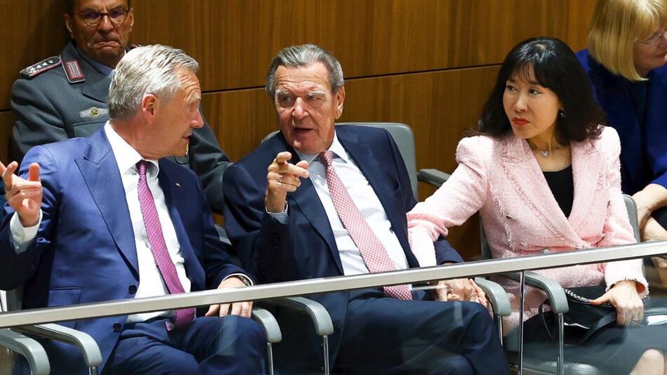 Seltener Auftritt des Altkanzlers: Schröder bei Ministerpräsidenten-Wahl