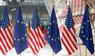 EU-Flaggen und amerikanische Fahnen