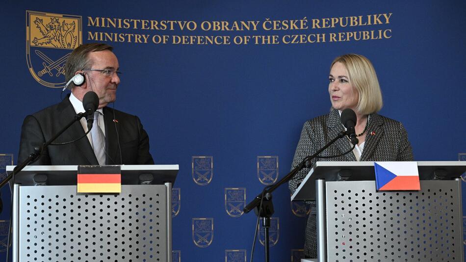 Tschechiens Verteidigungsministerin Jana Cernochova (rechts)