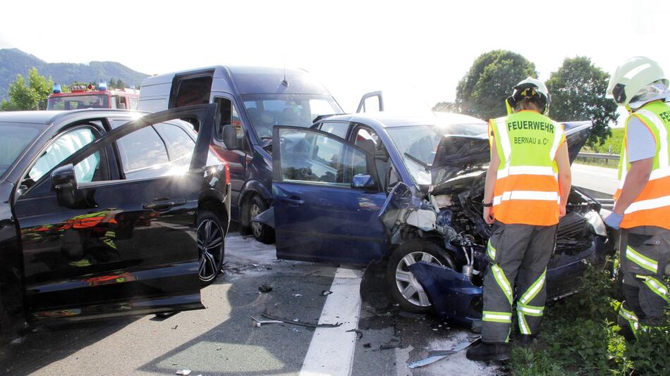 Zwölf Verletzte bei Unfall auf A8