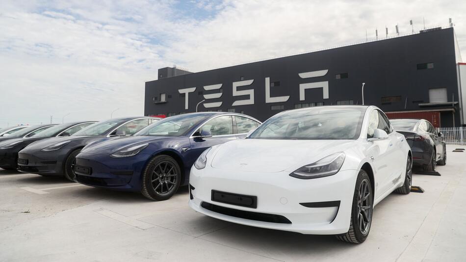 Tesla ruft knapp eine halbe Million Autos zurück