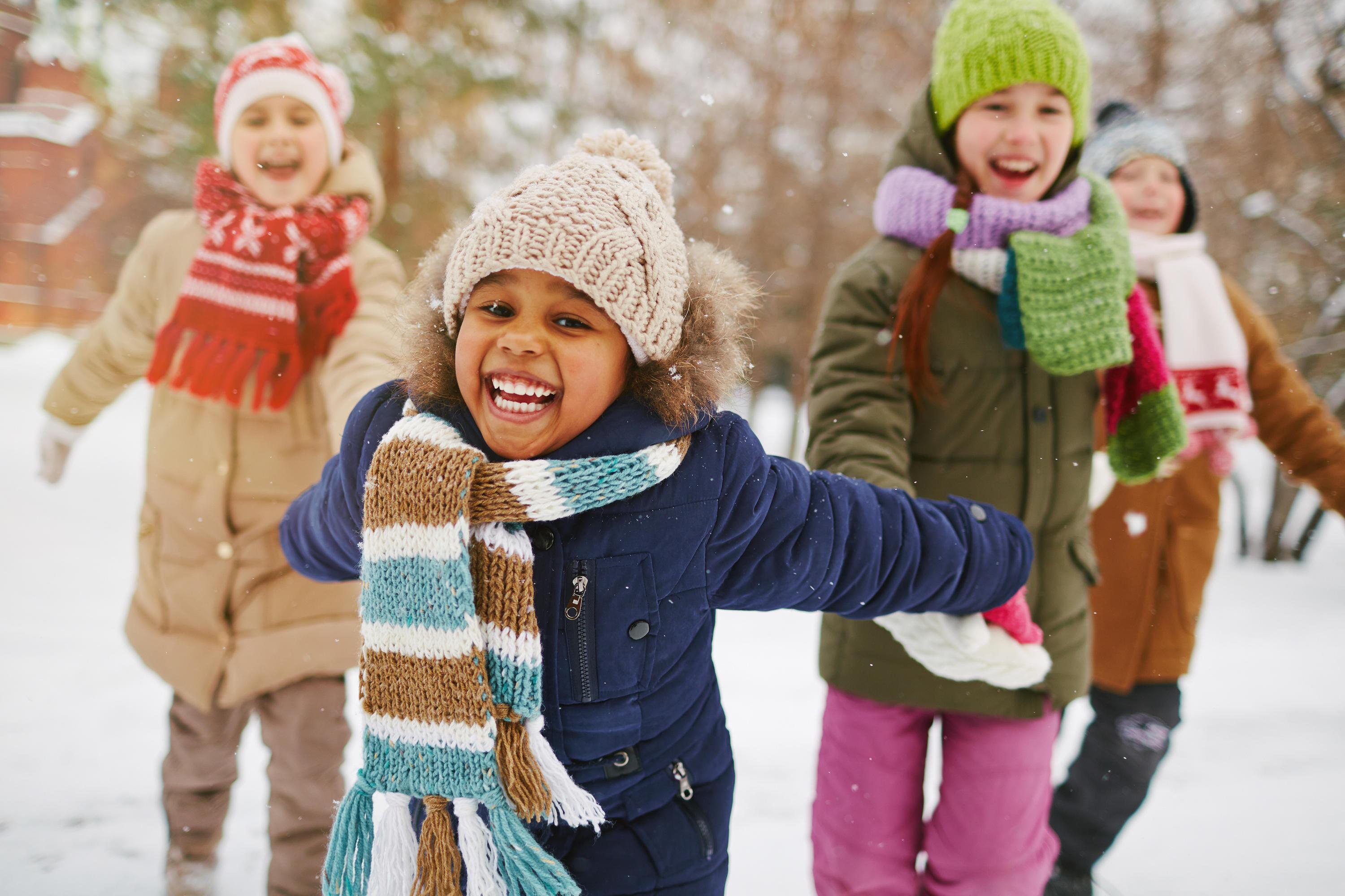 Зима детские. Зима для детей. Дети зимой. Дети на прогулке зимой. Радостные дети зимой.