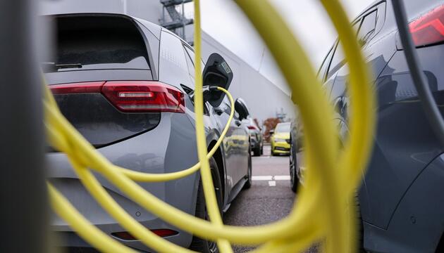 Elektroauto lädt an Ladesäule