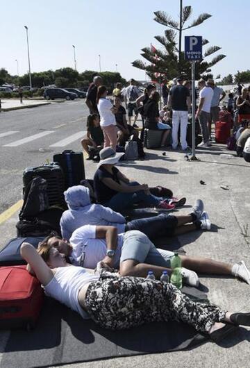 Vor dem Flughafen auf Kos